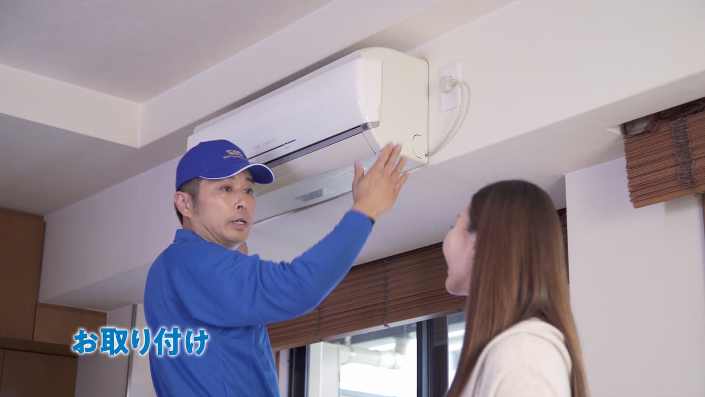 きれいになったエアコンを取り付けている画像